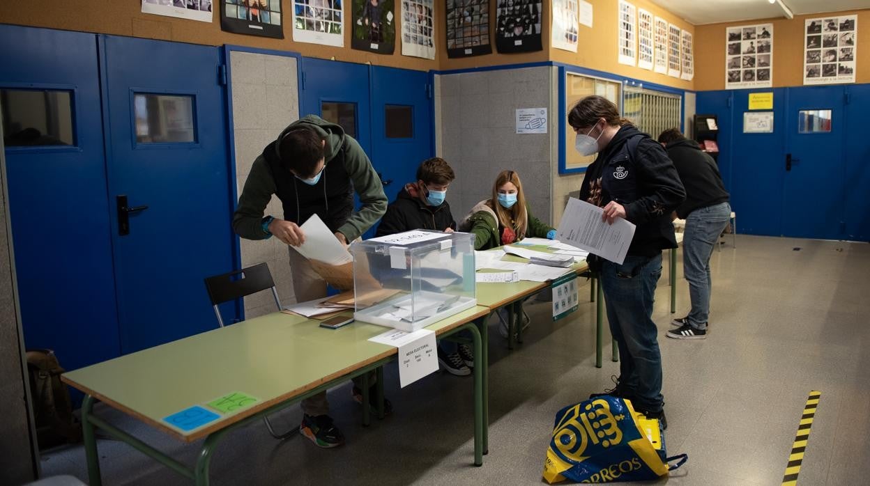 Un elector vota en unos comicios celebrados durante la pandemia