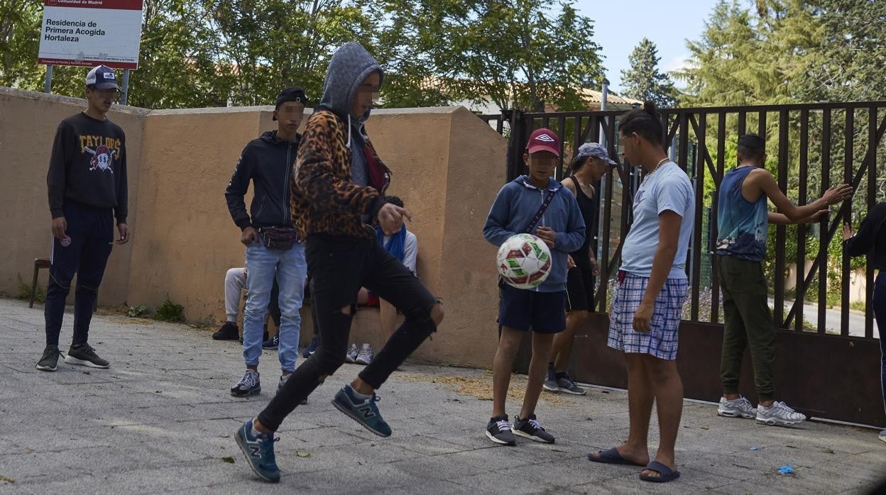 Un grupo de menores extranjeros solos juega en el exterior del centro de acogida de Hortaleza