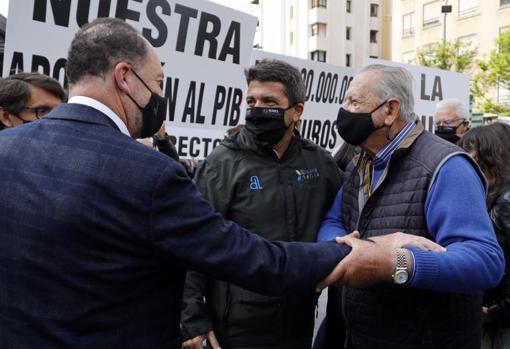 Carlos Mazón, con Eladio Aniorte entre los manifestantes en defensa del mantenimiento de las transferencias hídricas al sureste español