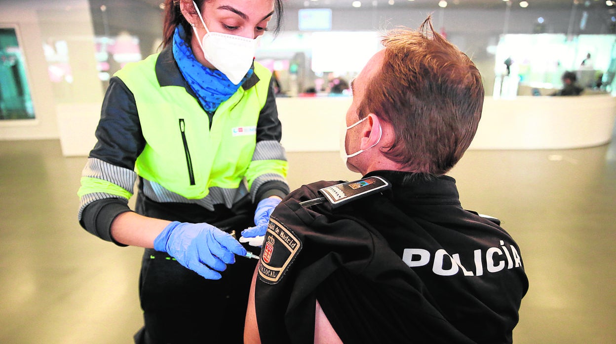 Vacunación de un policía local de Madrid