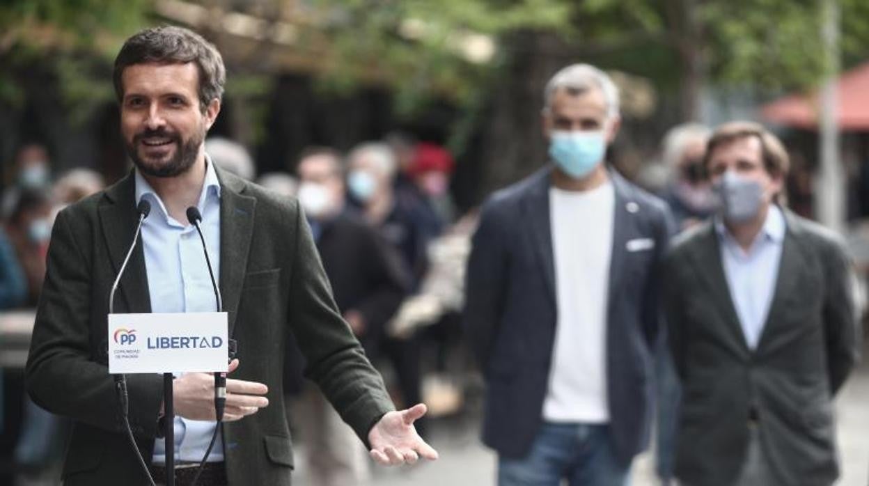 José Luis Martínez-Almeida y Pablo Casado, este viernes durante un acto de campaña en Madrid por el Día del Libro