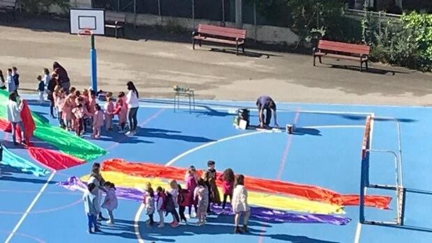 Un colegio público de Alicante sienta a los alumnos en una bandera republicana gigante en el Día del Libro