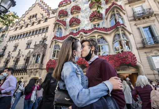 El centro ha recuperado el pulso de un Sant Jordi más o menos tradicional