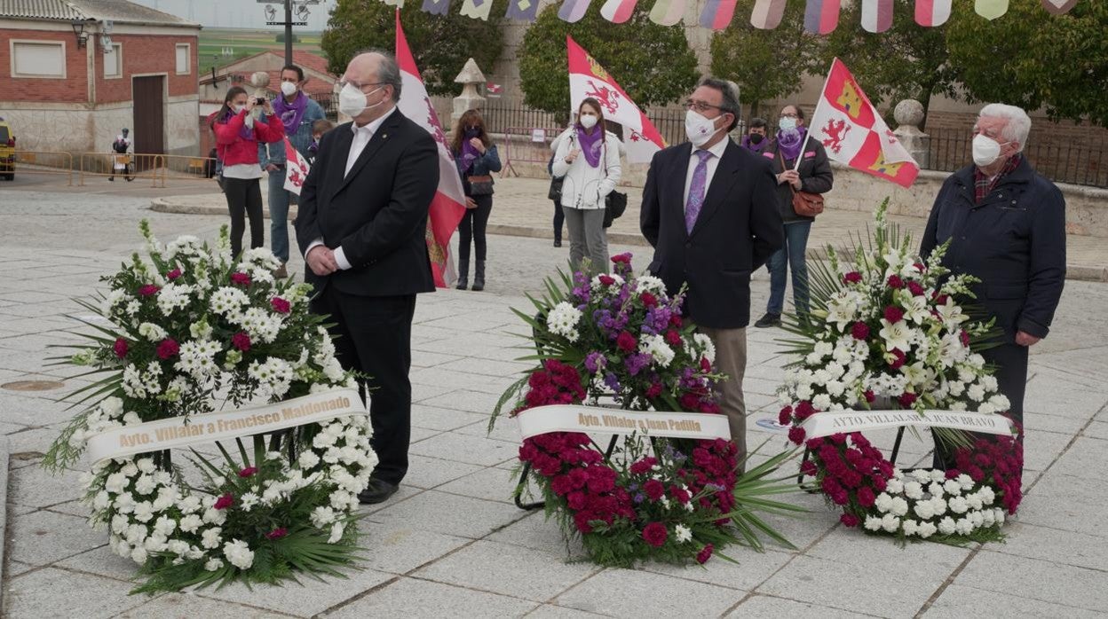 Enrique Cabero, Luis Alonso y Félix Calvo, durante la ofrenda floral del Ayuntamiento en Villalar de los Comuneros