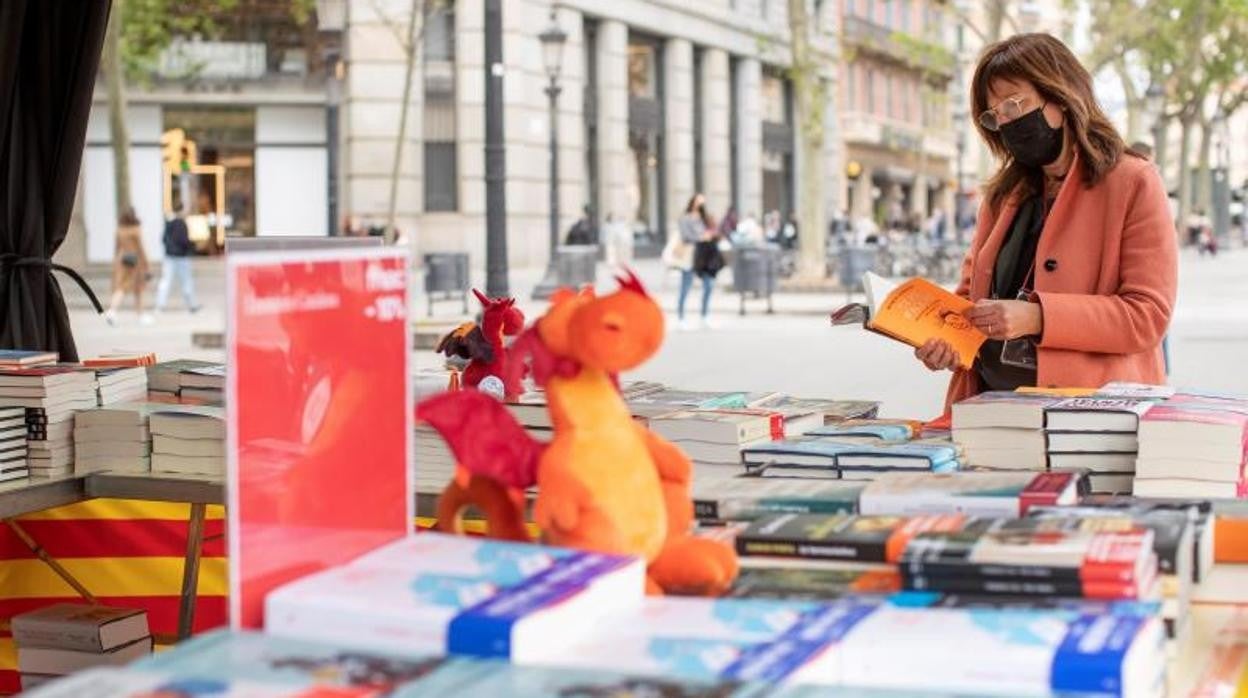 Una cliente busca libros en una conocida librería del centro de Barcelona