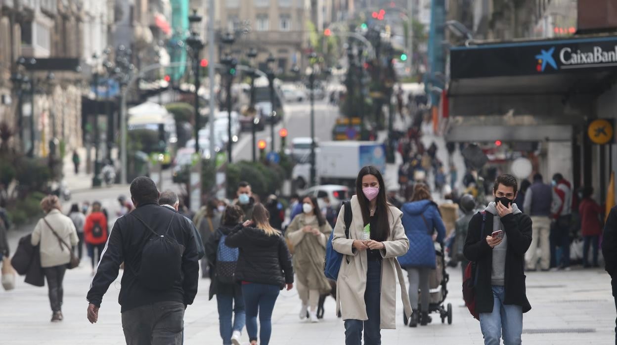 Vecinos de Vigo, que empezará la semana en nivel medio de limitaciones