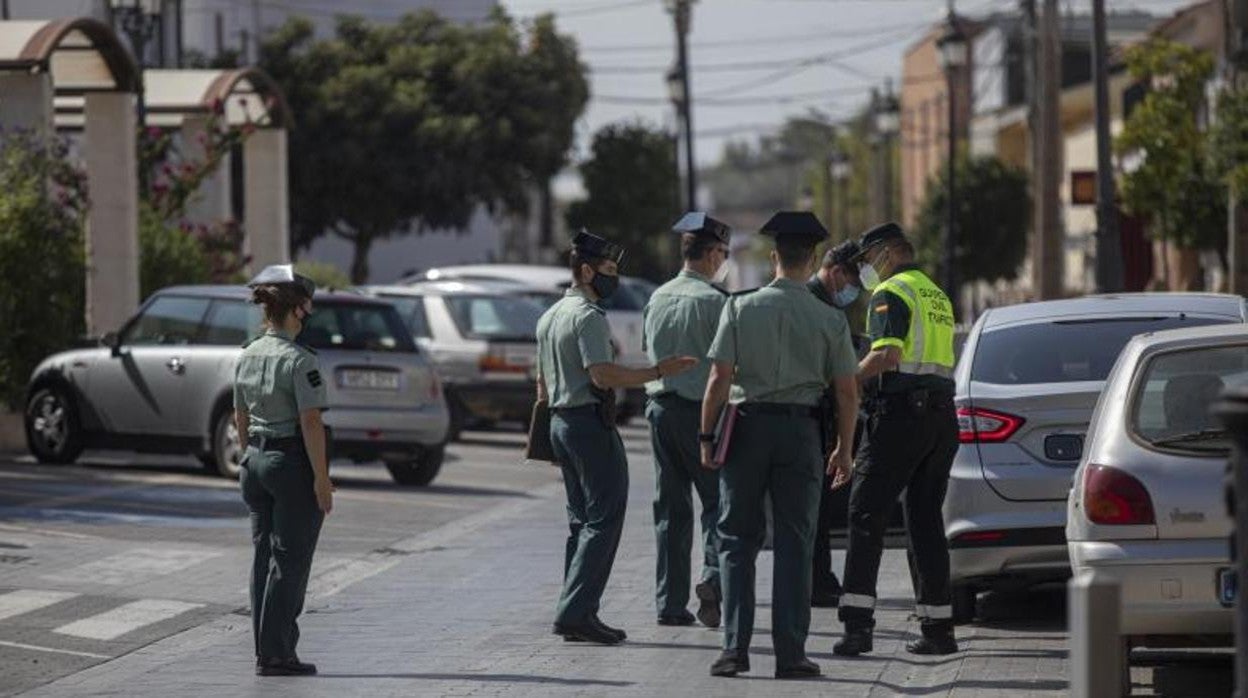 La Asociación Española de Guardias Civiles (AEGC) denuncia que en los meses más duros de la pandemia «teníamos que reclamar hasta mascarillas para salir a la calle»