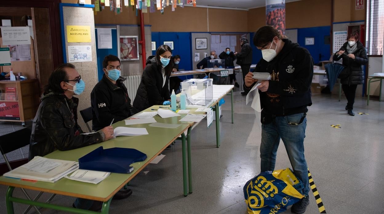 Entrega de voto por correo en unas elecciones