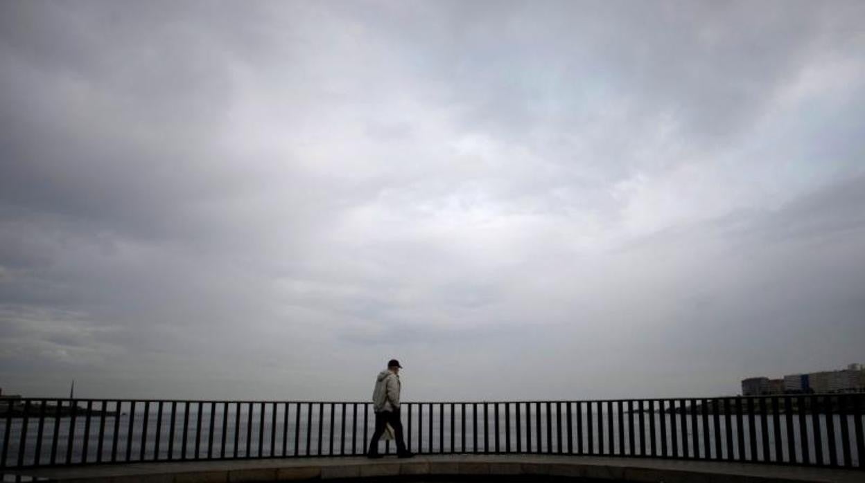 Un hombre camina por el paseo marítimo de La Coruña en una imagen reciente