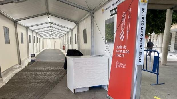 Los casos diarios de coronavirus caen a la mitad en Valencia tras el brote masivo en un colegio mayor