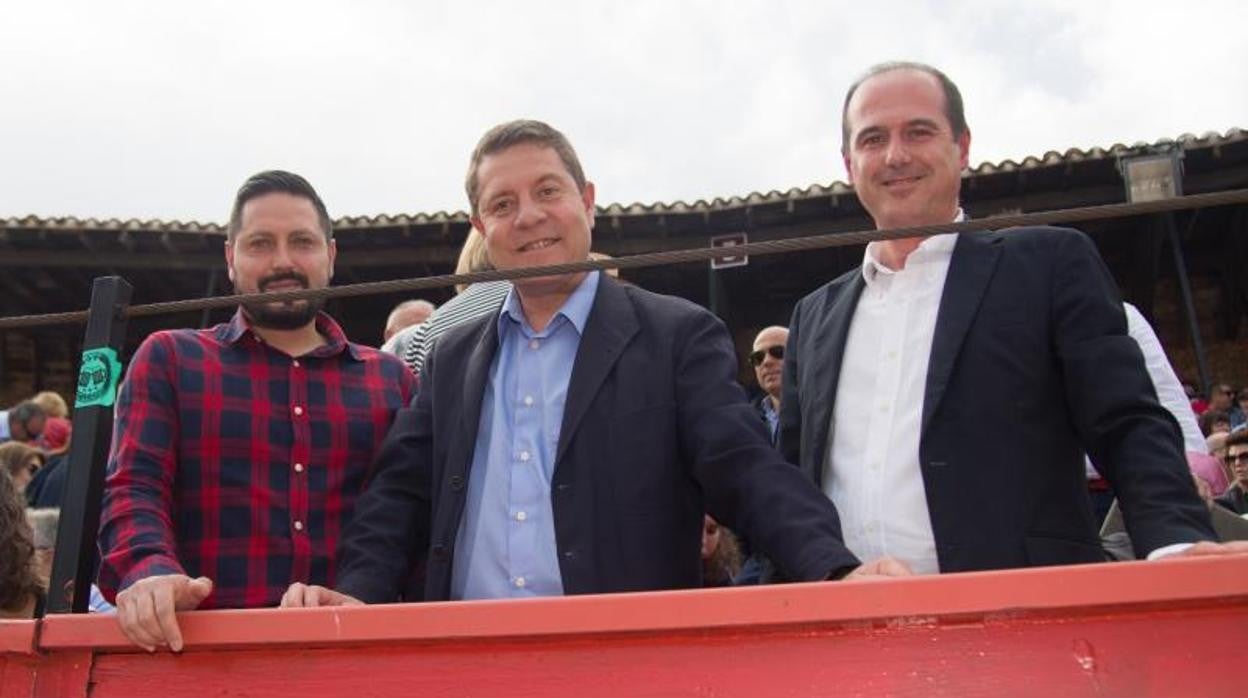 Emiliano García-Page y los alcaldes socialistas de Guadalajara y Brihuega, Alberto Rojo y Luis Manuel Viejo, en la plaza de toros briocense