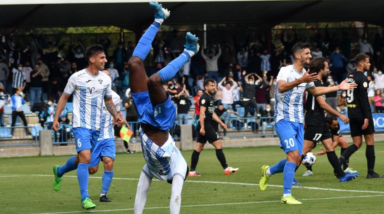 Adhibe celebró el 2-0 de forma acrobática