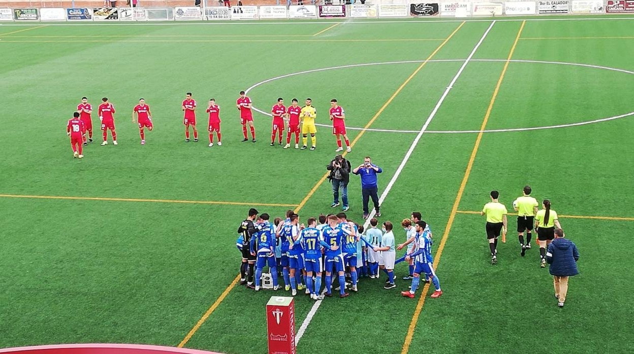 Los jugadores del Villarrubia se hacen la correspondiente foto inicial al inicio del partido