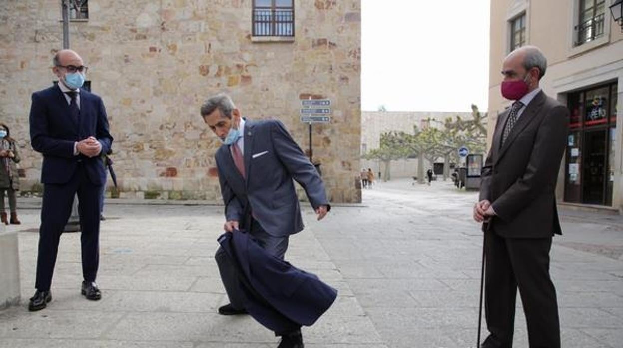 Andrés Vazquez torea con su chaqueta durante la ceremonia