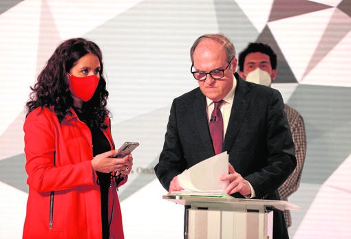 El candidato socialista, Ángel Gabilondo, junto a su jefa de campaña, Mónica Carazo