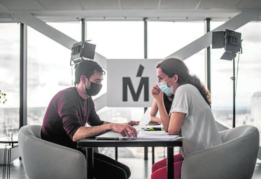 La candidata de Más Madrid, Mónica García, junto a Miguel Monar, uno de los asesores más cercanos