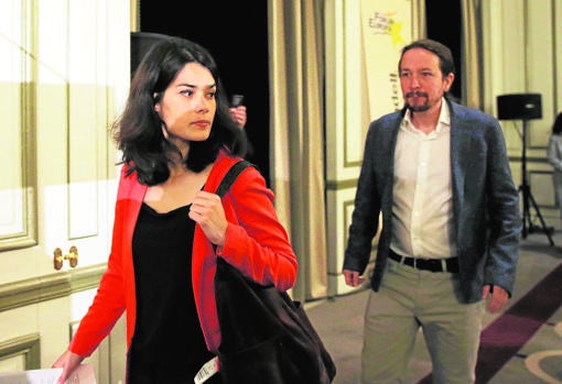 Isa Serra camina delante de Pablo Iglesias al entrar en un acto de la campaña