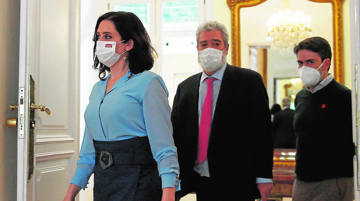 La candidata popular, Isabel Díaz Ayuso, junto a su jefe de gabinete, Miguel Ángel Rodríguez, y su jefe de prensa, José Luis Carreras