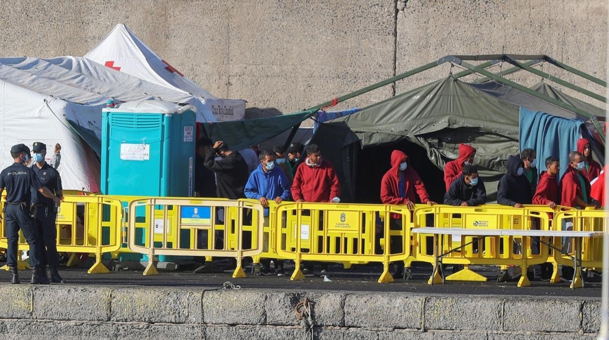 Inmigrantes en el puerto de Arguineguín, en Canarias