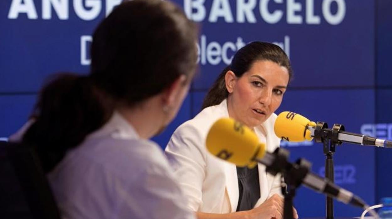 Pablo Iglesias (de espaldas) y Rocío Monasterio, durante el segundo debate electoral