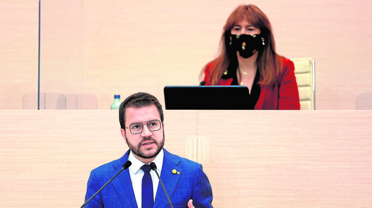 El candidato de ERC a la presidencia de la Generalitat, Pere Aragonès, junto a la presidenta del Parlament, Laura Borràs