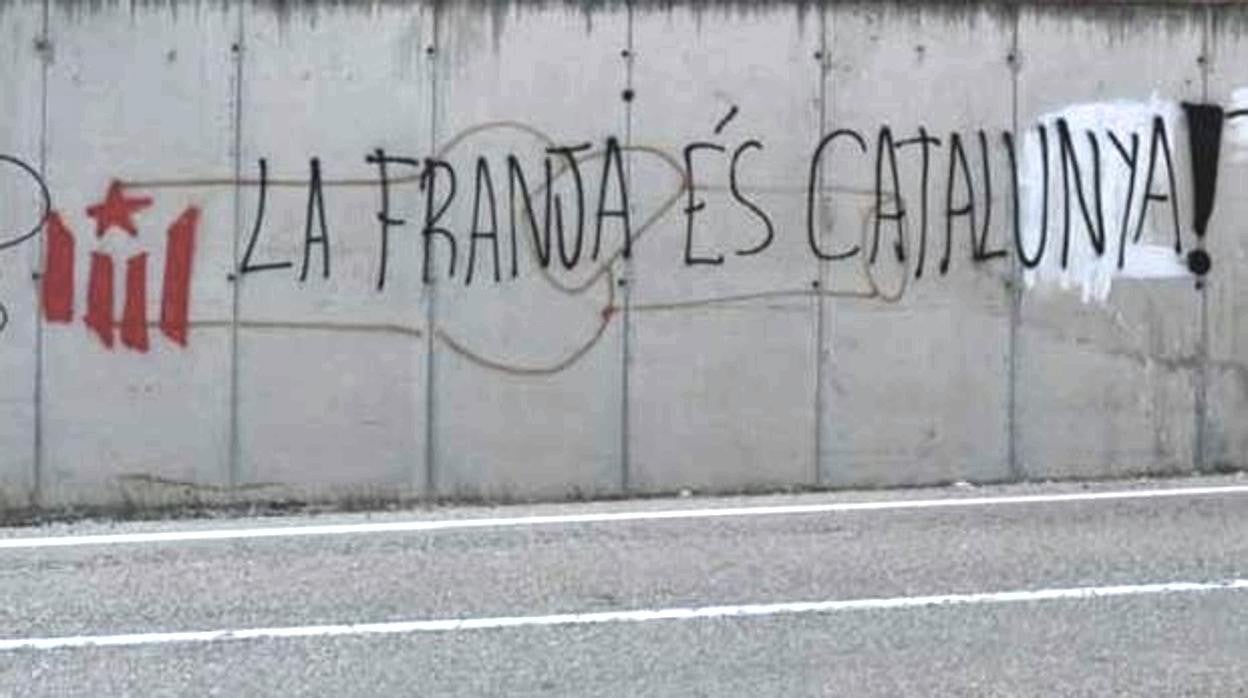 Pintada catalanista en una carretera del Aragón oriental («Franja»), donde se habla el histórico chapurriau. Colectivos de esa zona llevan años rechazando que esa lengua se identifique con el catalán