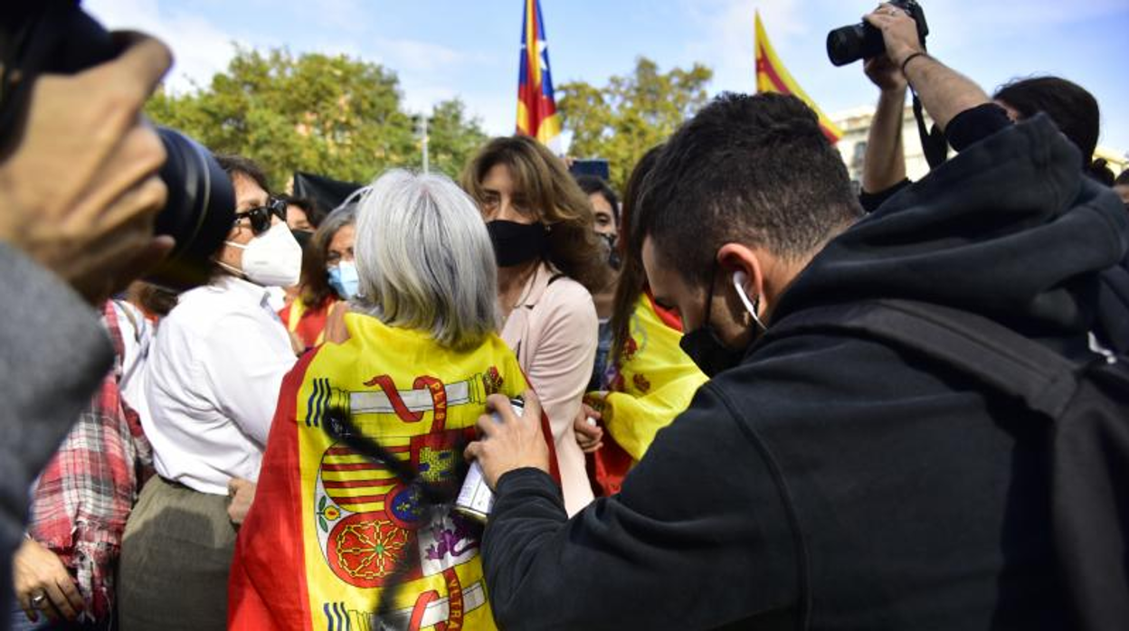 Un independentista acosa a una mujer con una bandera de España en Barcelona, en octubre de 2020