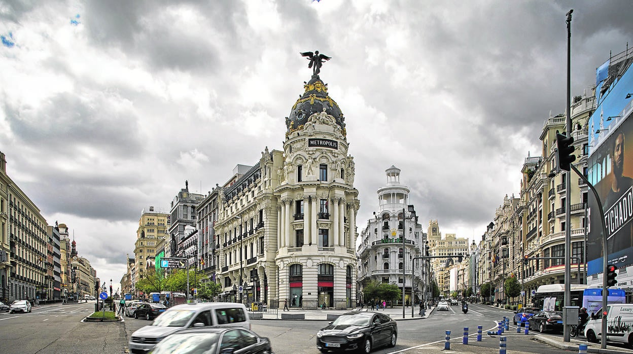 El edificio Metrópolis, situado en la confluencia entre Gran Vía y la calle de Alcalá, ayer