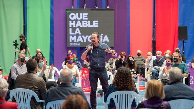 Iglesias mete al Rey en campaña y le pide que condene las amenazas