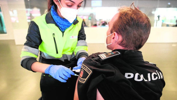 La Justicia obliga a la Generalitat a vacunar a policías y guardias civiles