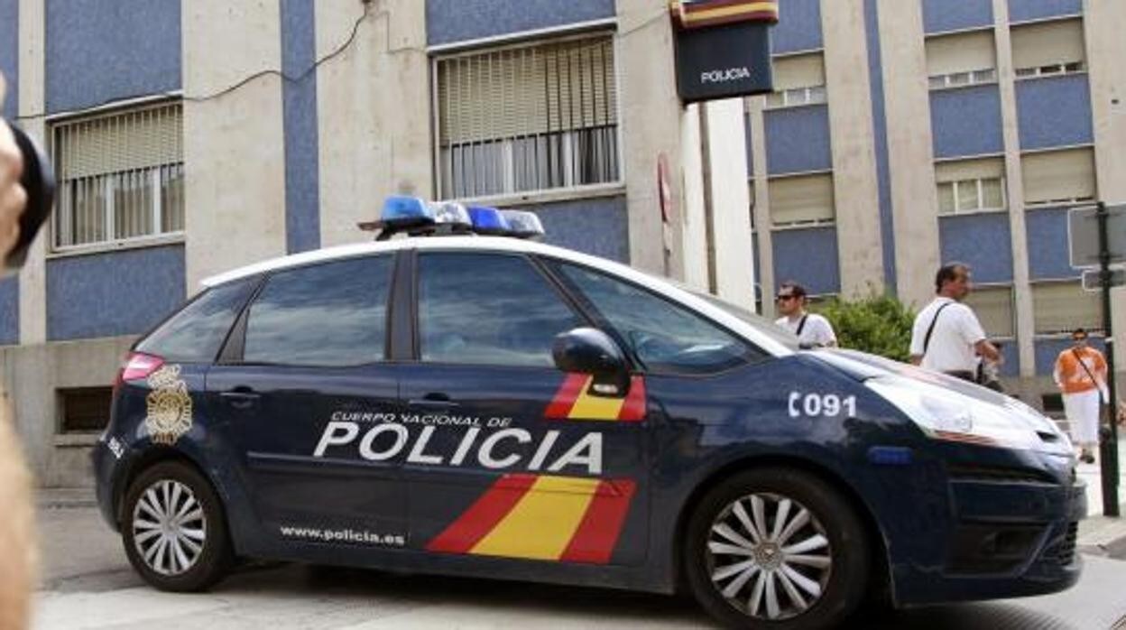 Coche patrulla a las puertas de la Jefatura Superior de Policía de Zaragoza