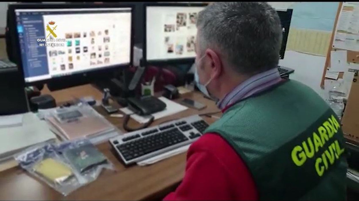 Un agente examina el material pedófilo hallado