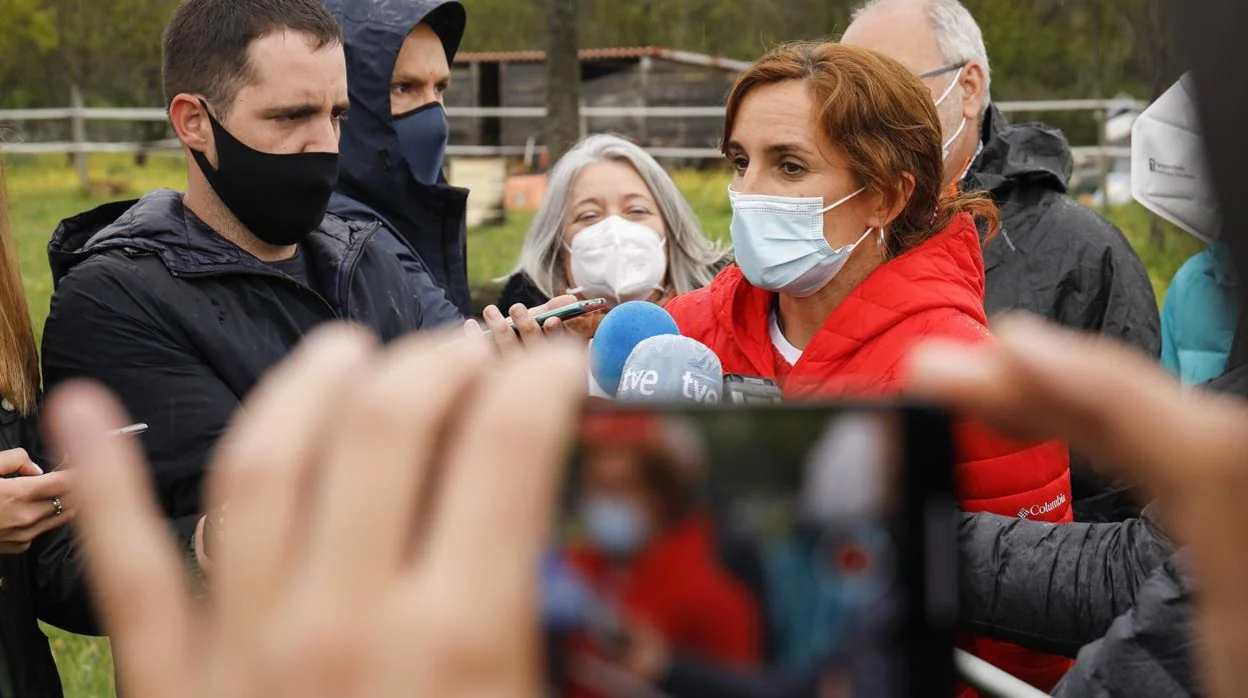 Una persona graba con su móvil las declaraciones de Mónica García (Más Madrid)