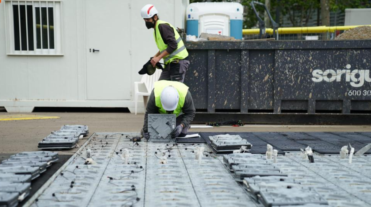 Barcelona ensaya en la plaza de las Glòries un pavimento solar que reduzca la producción de CO2