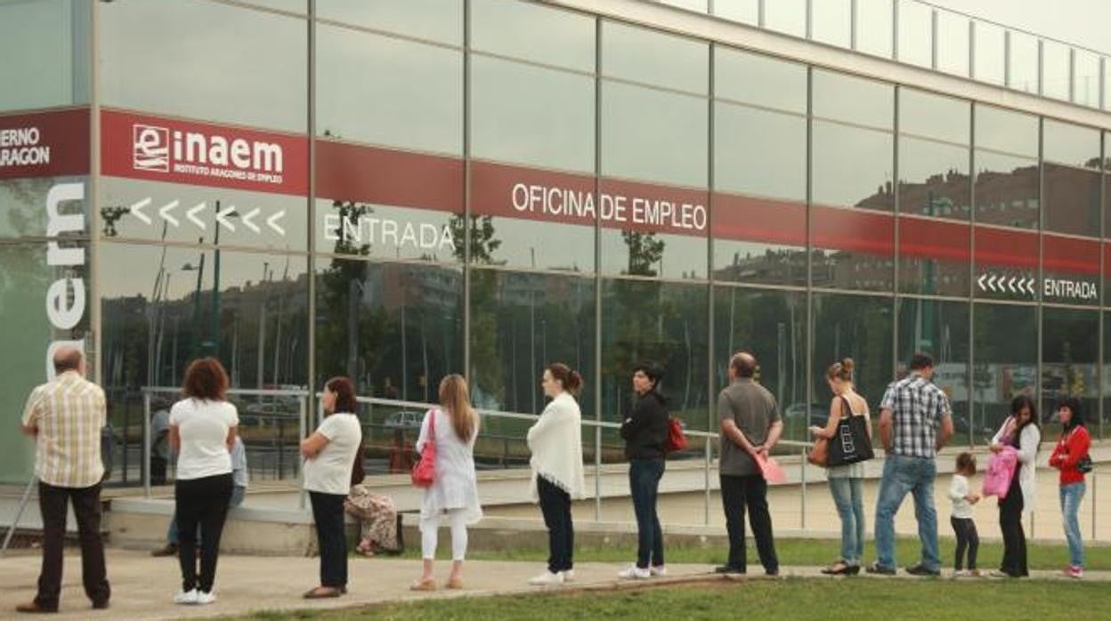Cola del paro a las puertas de una oficina del Instituto Aragonés de Empleo (INAEM)