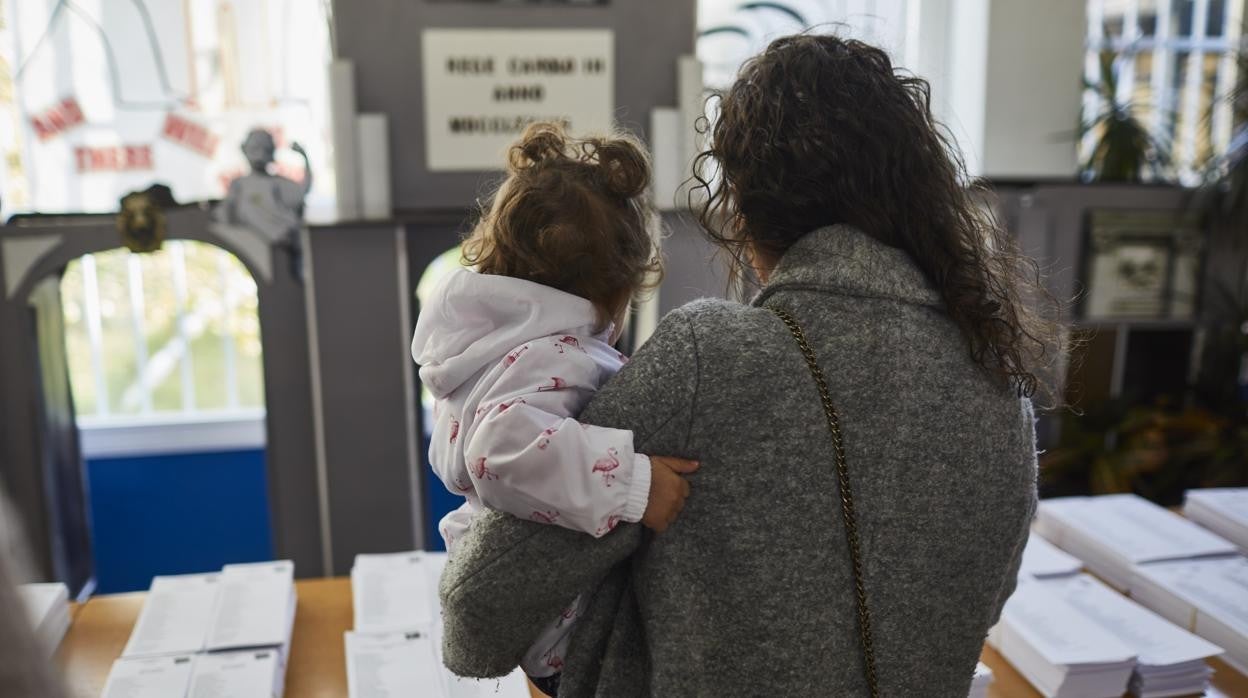 Una mujer en un colegio electoral