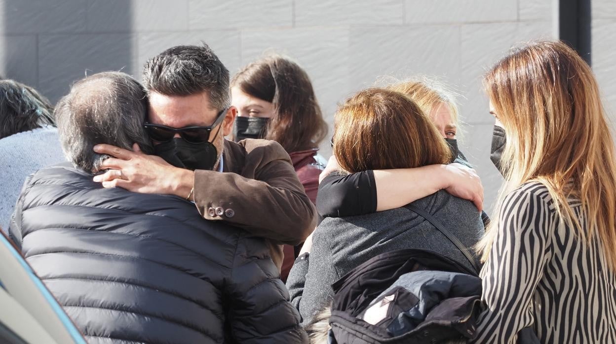 Llegada de amigos y familiares de Roberto Fraile