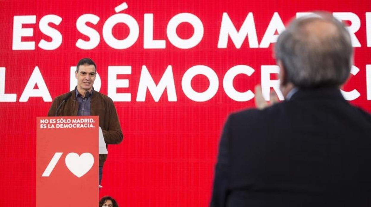 Gabilondo, de espaldas, aplaude a Sánchez durante un acto electoral celebrado el fin de semana pasado en Getafe