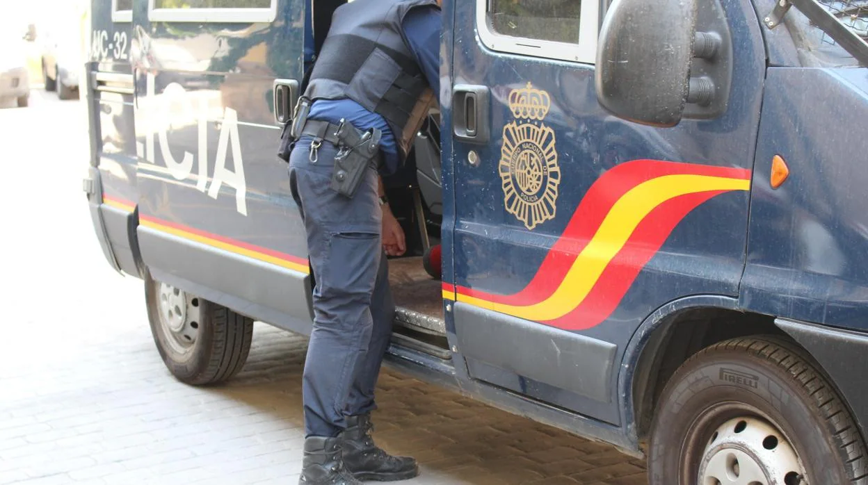 Detienen a un hombre por desnudarse frente a su vecino y dos menores y  pegar a un policía fuera de servicio con un palo