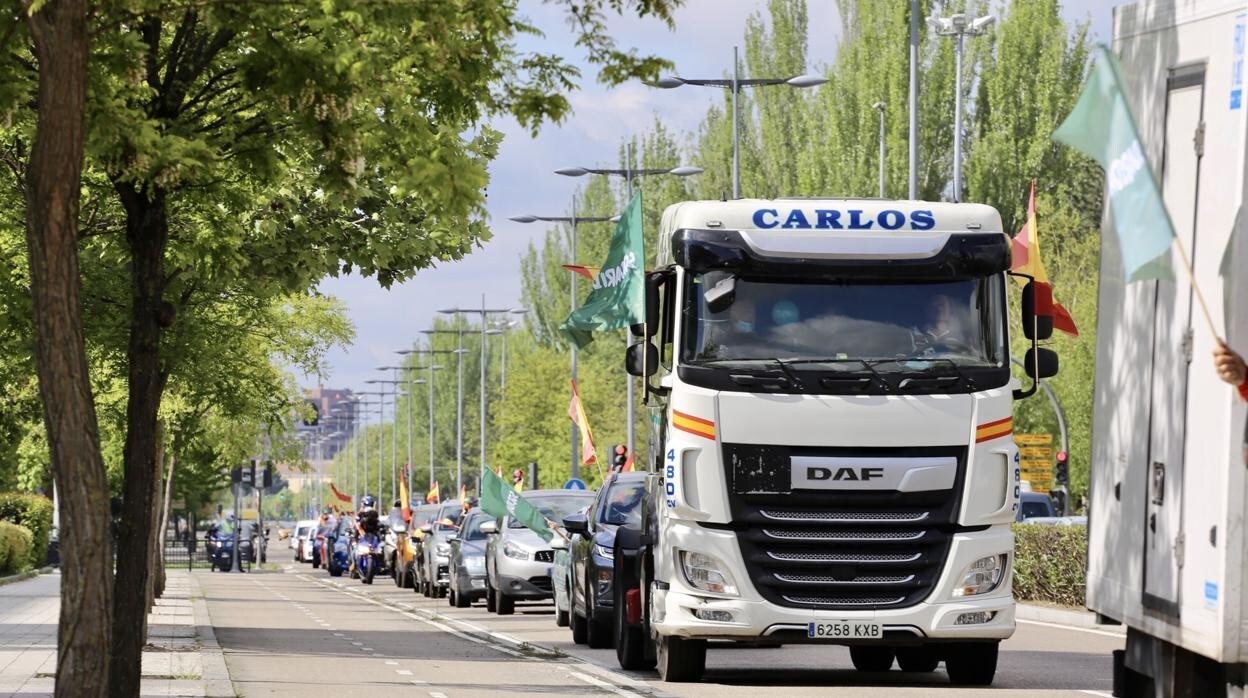 Una caravana de vehículos convocada por Solidaridad recorre las calles de Valladolid