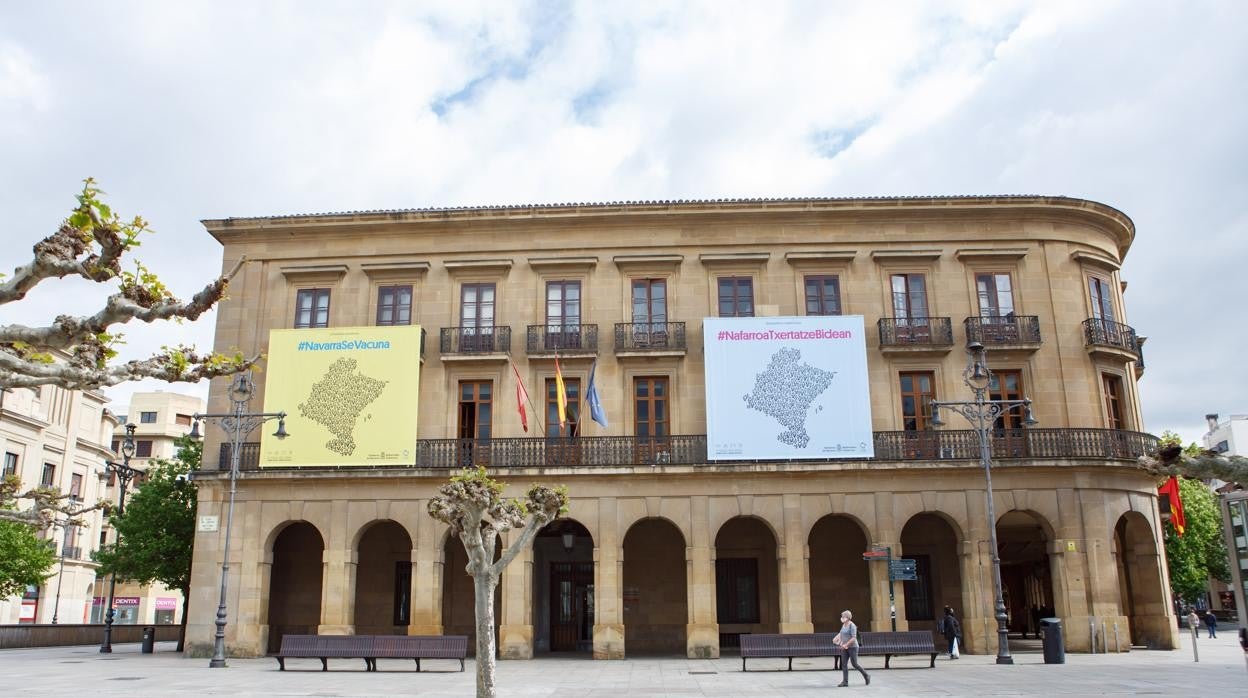 El Palacio de Navarra luce los carteles animando a la población a vacunarse.