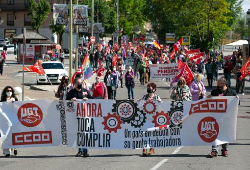 La cabecera de la manifestación en Toledo que ha partido de la plaza de toros