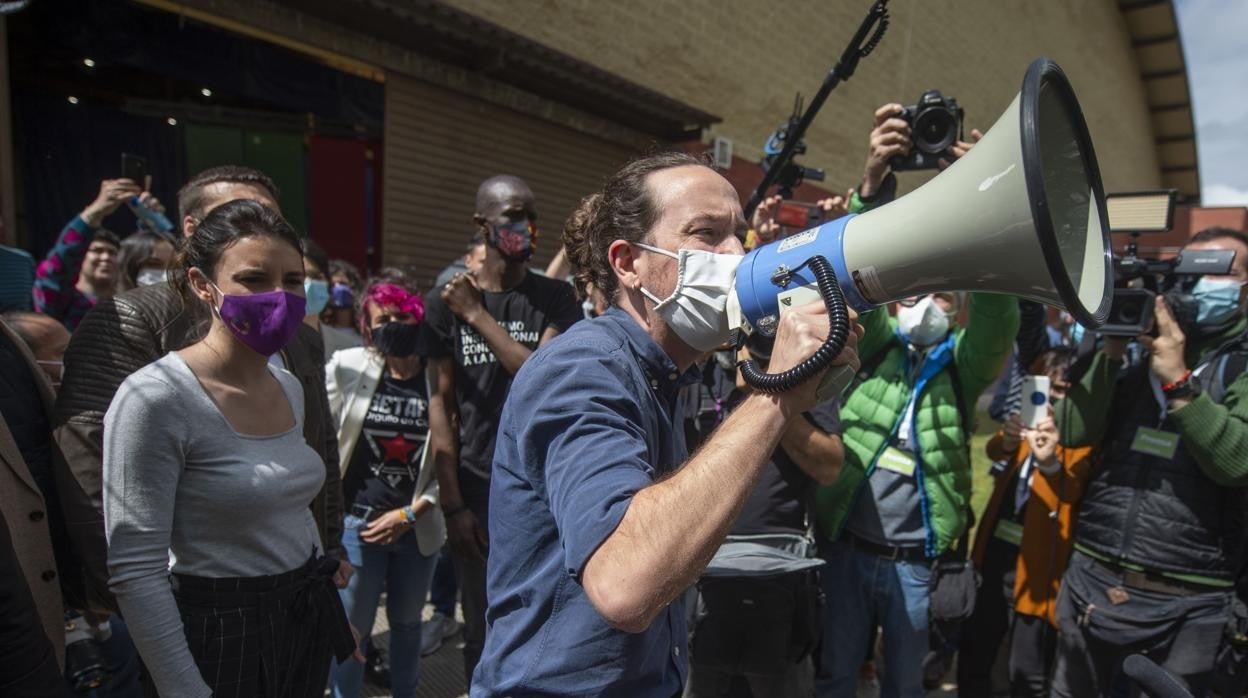 Pablo Iglesias se dirige al público en un acto del partido en el Polideportivo municipal Cerro Buenavista