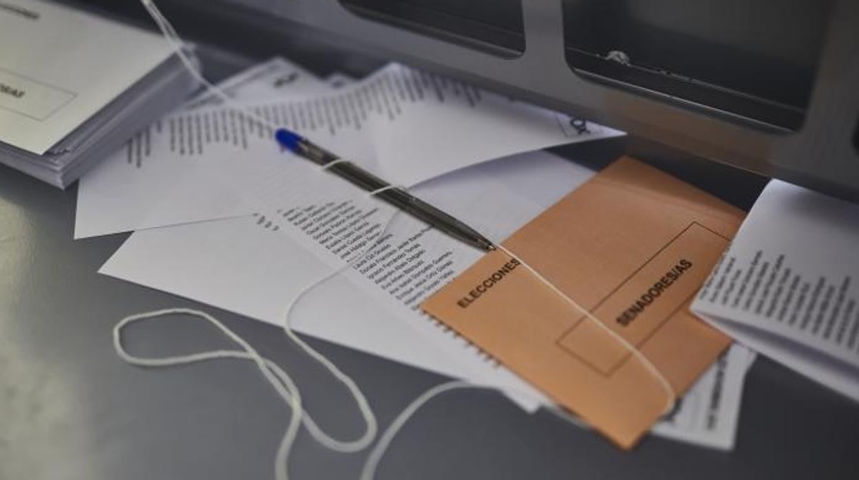 Varias papeletas en un colegio electoral durante las pasadas elecciones autonómicas