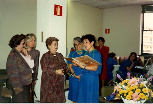 Caridad (Cari) Guillén lee las palabras de homenaje a una de sus excompañeras