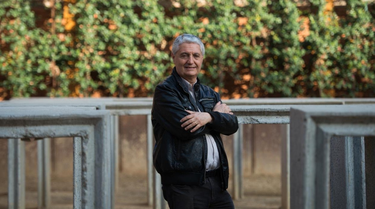 El profesor Francisco Oya tras una entrevista con ABC