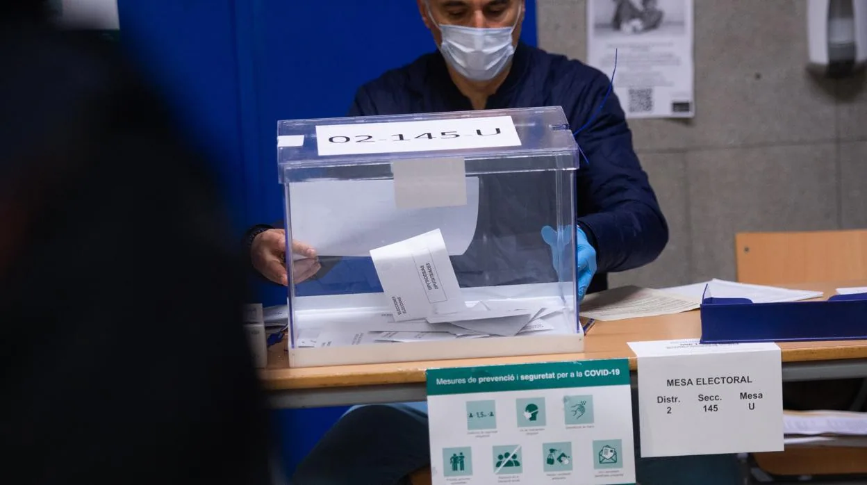 Imagen de una urna en un colegio electoral durante unas elecciones