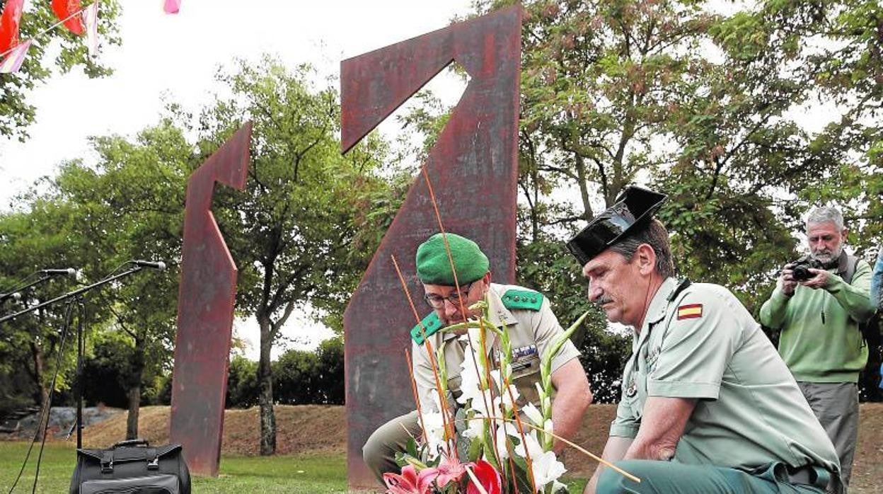 Homenaje al subteniente Francisco Casanova del cuartel de Aizoain asesinado en Navarra en 2000.