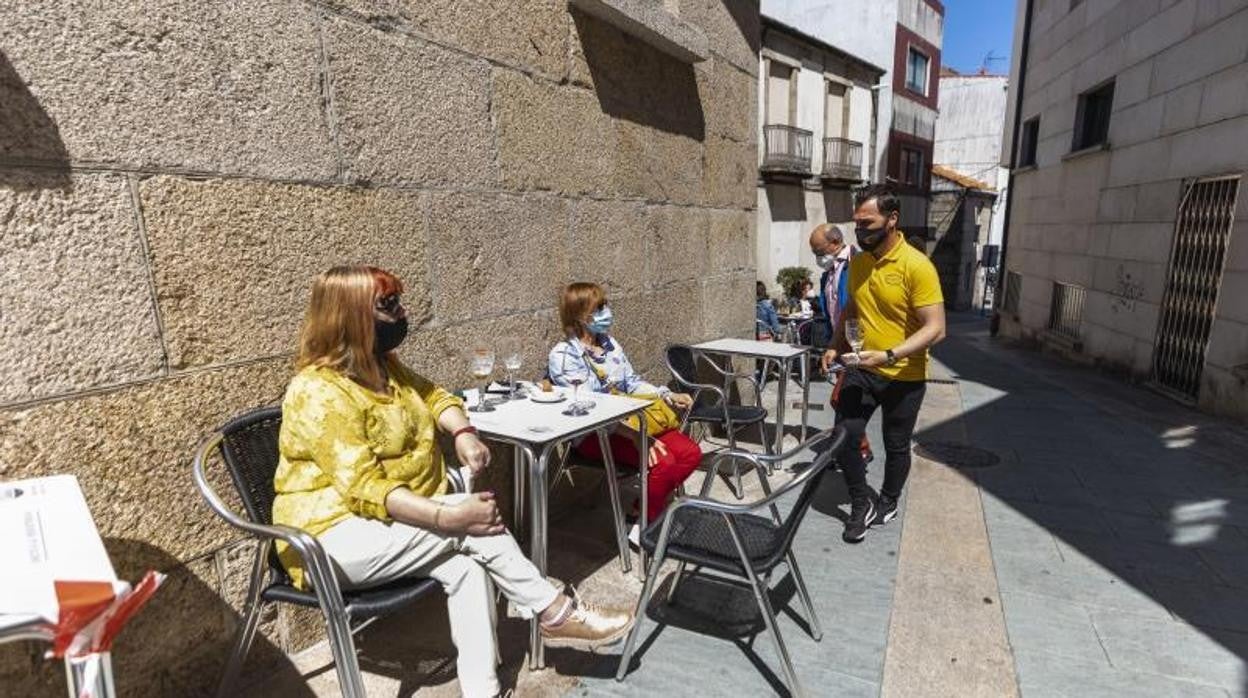 Primer fin de semana de O Grove (Pontevedra) tras la apertura del cierre perimetral y la hostelería