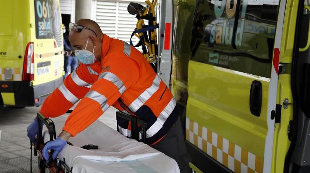 Personal de ambulancias preparando sus equipos a las puertas de un hospital de Zaragoza